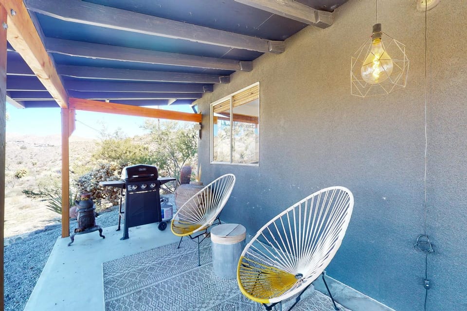 Desert Noir Retreat House in Yucca Valley