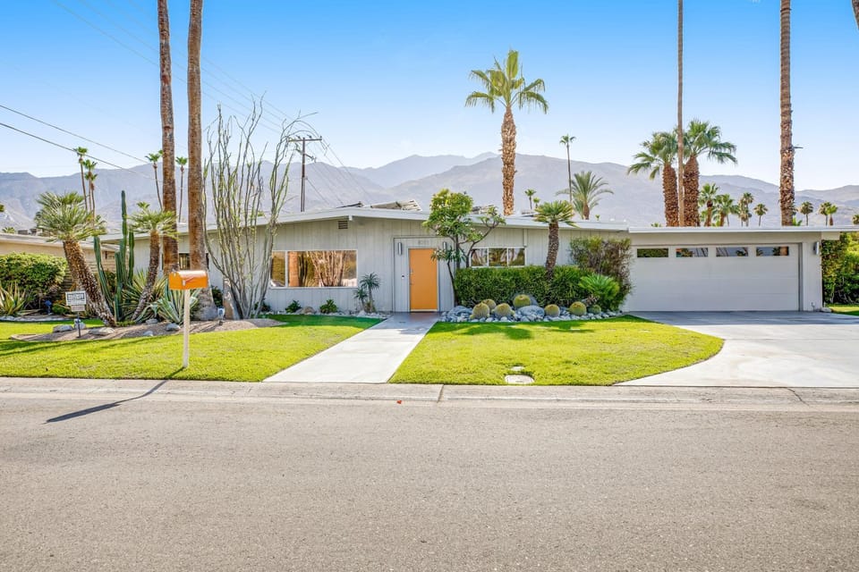 Good Vibrations - 966 House in Palm Springs