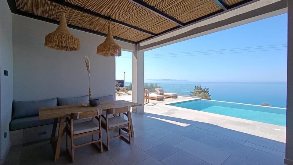 Patio, View (from property/room), Balcony/Terrace, Dining area, Pool view, Sea view, Swimming pool, sunbed