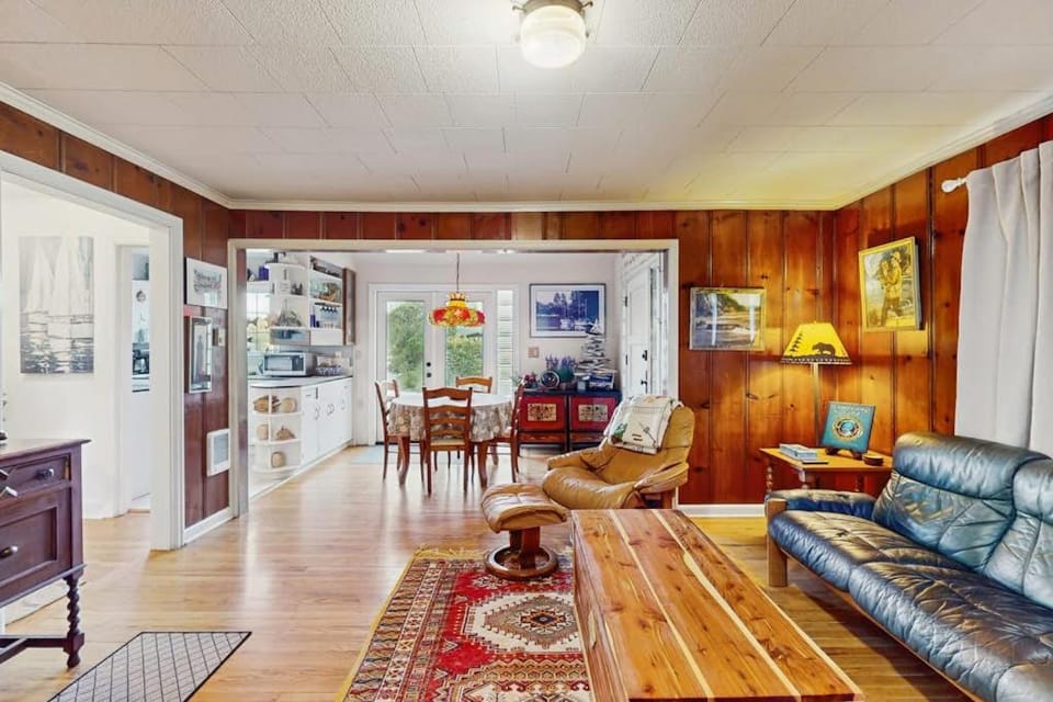 Eagle Harbor House World Cup Availability House in Bainbridge Island