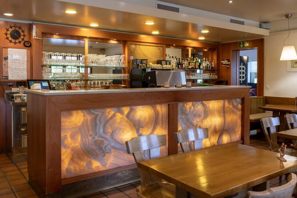 Restaurant/places to eat, Lounge or bar