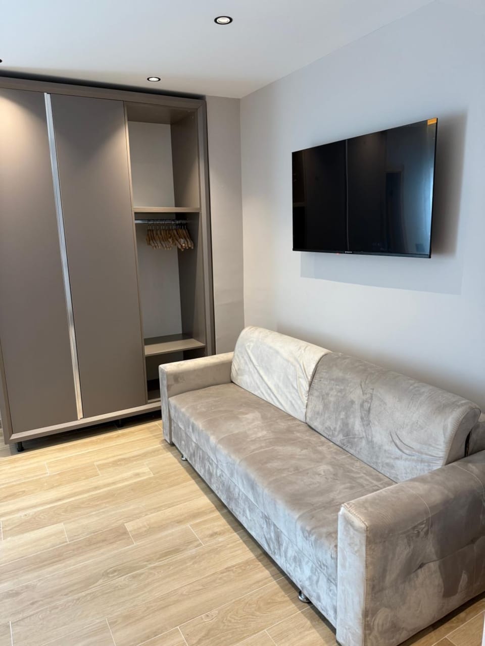 Communal lounge/ TV room, TV and multimedia, Living room, Seating area, Evening entertainment, wardrobe