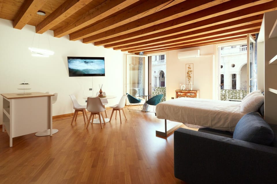 Bed, TV and multimedia, Living room, Photo of the whole room, Seating area, Bedroom
