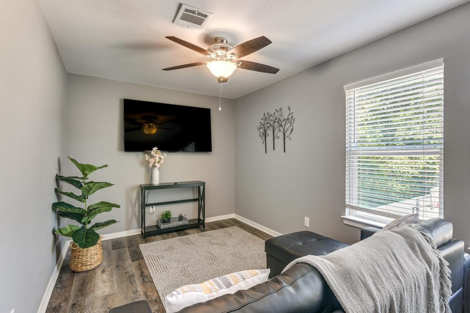 Converted Rec Room! Suburban Houston Carriage Home House in Pearland