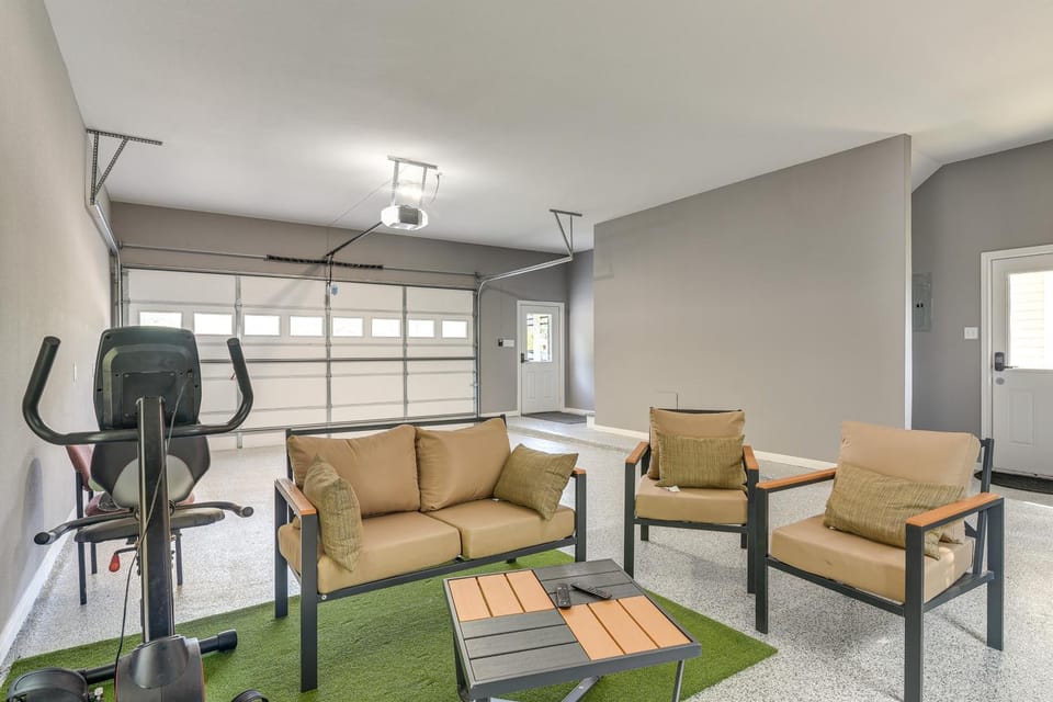 Converted Rec Room! Suburban Houston Carriage Home House in Pearland