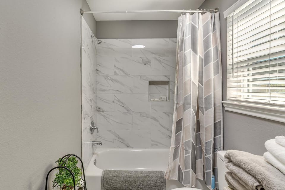 Converted Rec Room! Suburban Houston Carriage Home House in Pearland