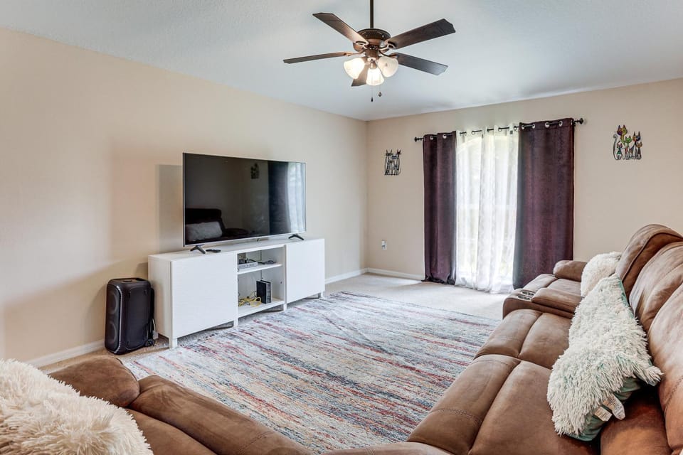 Spacious 4BR Home in Deltona w/ Screened Porch! House in Deltona