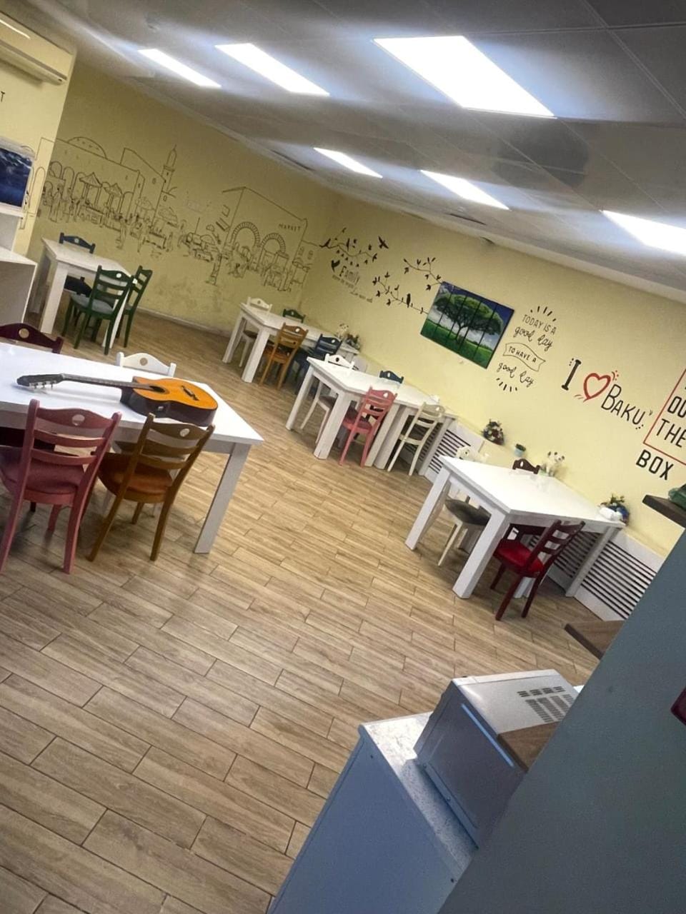 Restaurant/places to eat, Kitchen or kitchenette