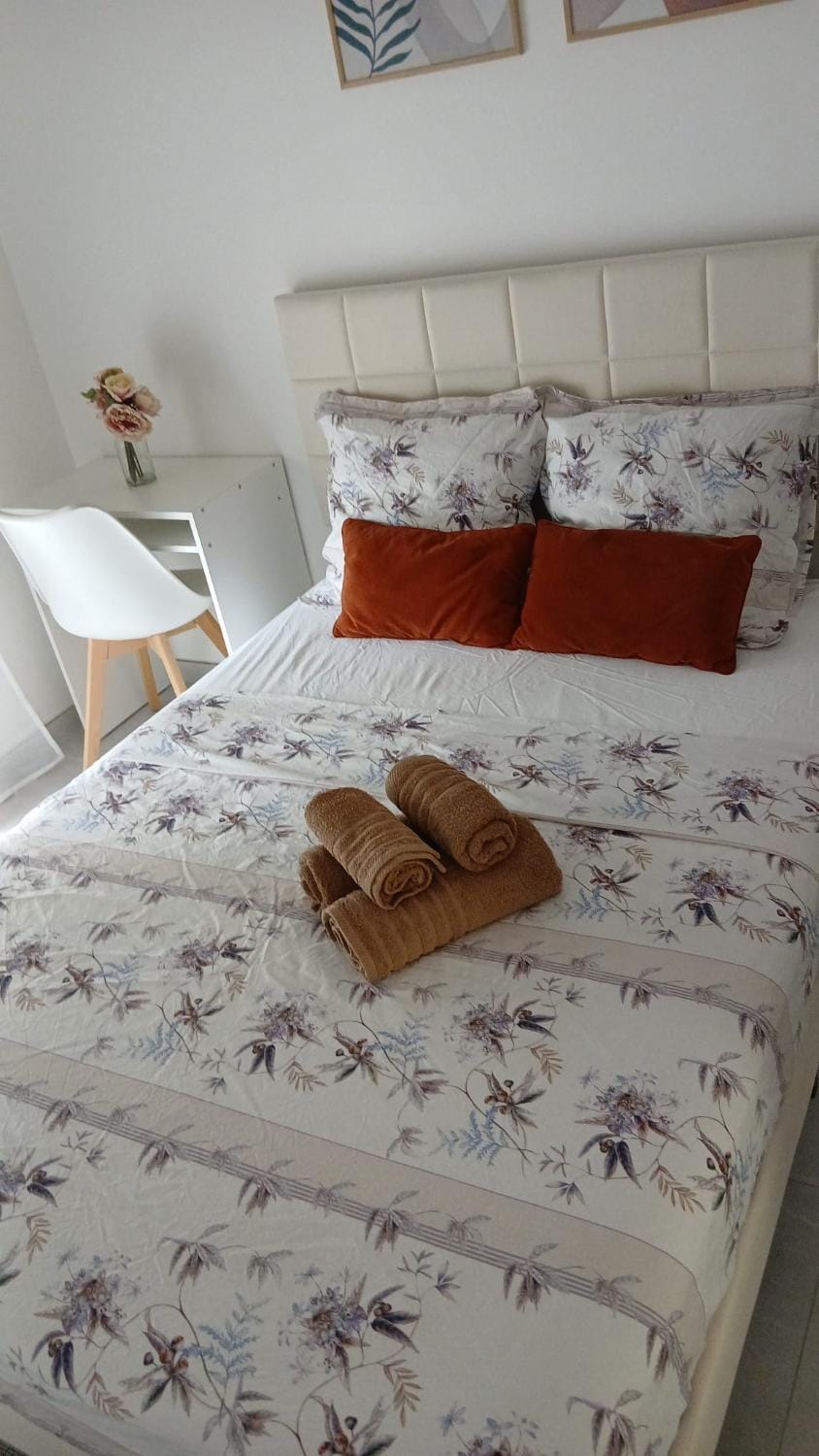 Bed, Bedroom, towels