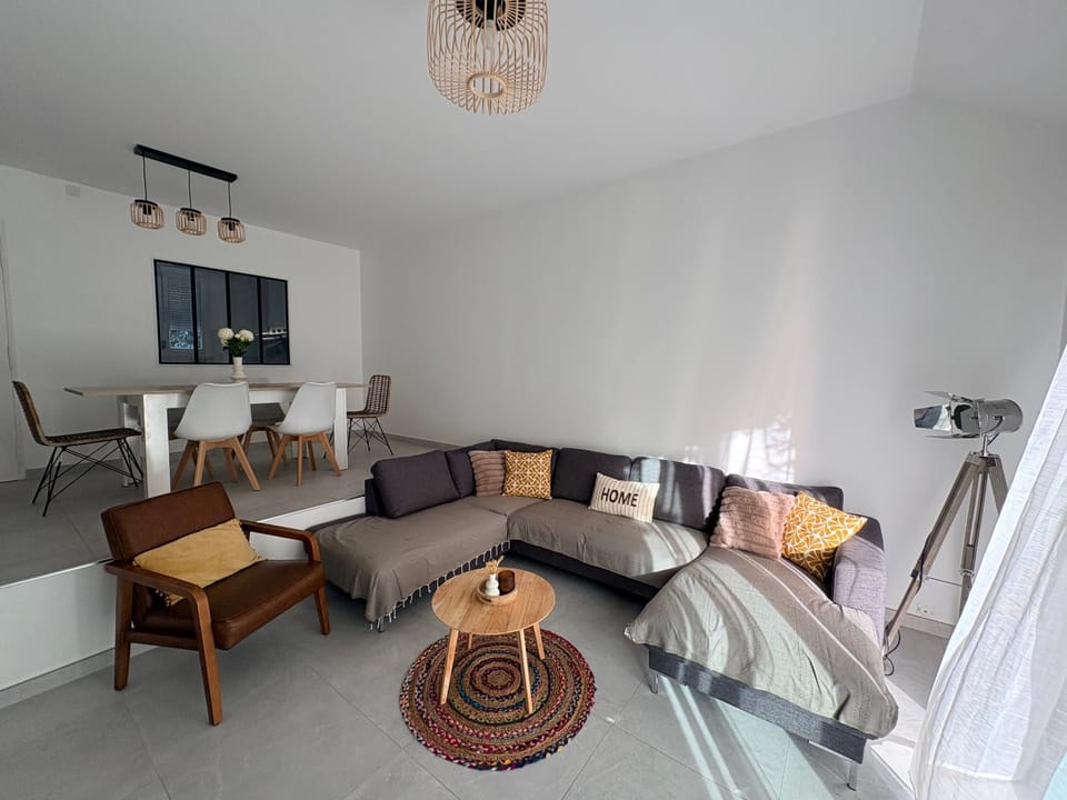 TV and multimedia, Living room, Dining area