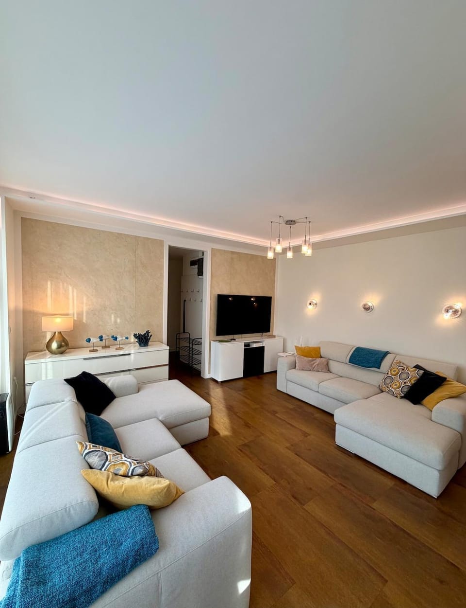 Bed, TV and multimedia, Living room
