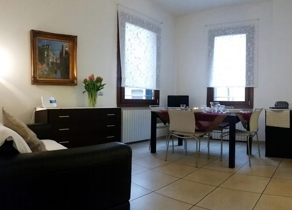 TV and multimedia, Living room, Seating area, Dining area, hair dresser