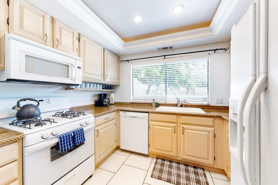 Poolside Getaway - 4610 Apartment in Cathedral City