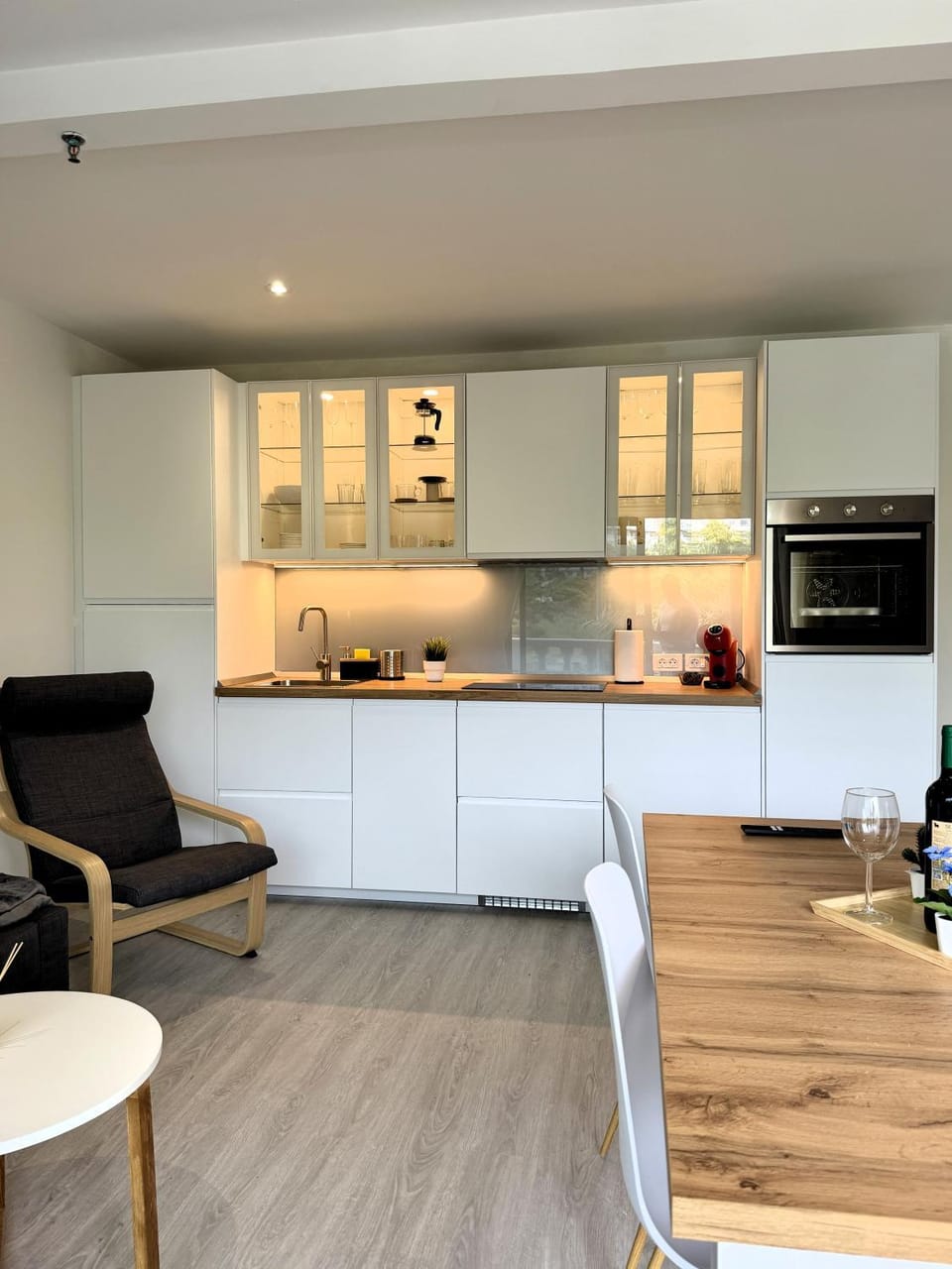 Coffee/tea facilities, Kitchen or kitchenette, Living room, Seating area, Dining area, oven, stove, toaster