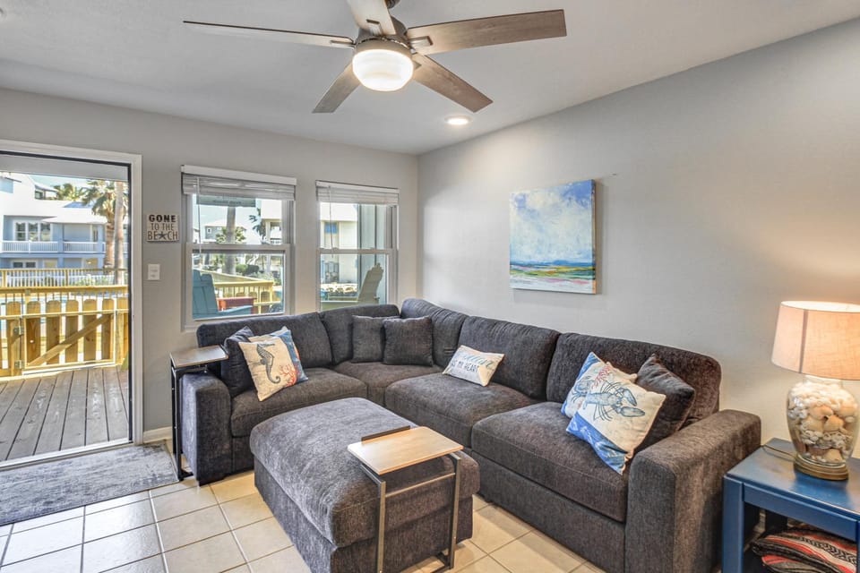 Boardwalk to Port Aransas Beach! Condo w/ Pool House in Port Aransas