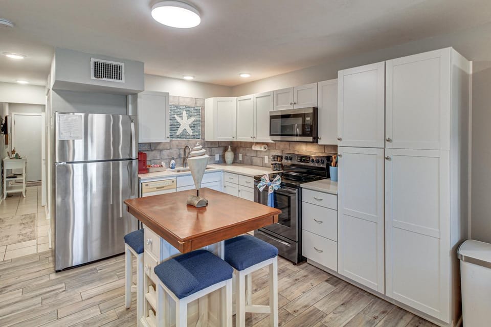 Boardwalk to Port Aransas Beach! Condo w/ Pool House in Port Aransas