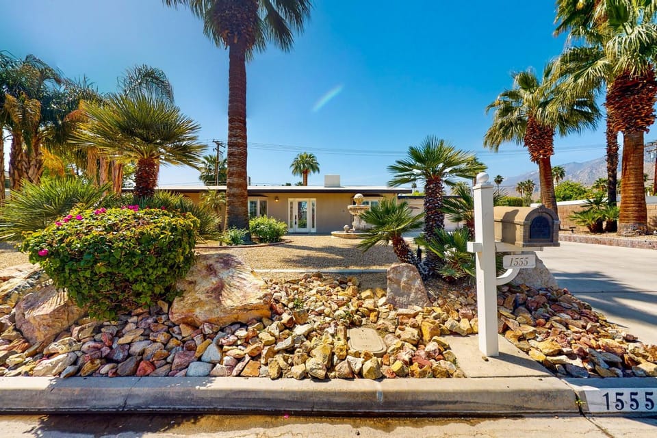 Sunny Dunes Oasis - 32012 House in Palm Springs