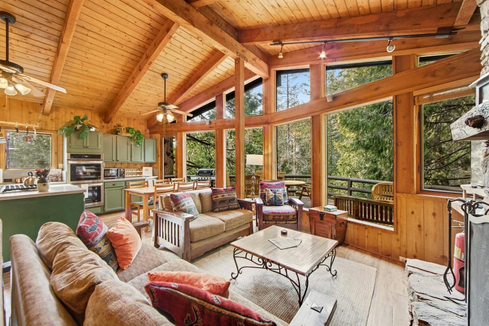 Tahquitz Rock Lodge House in Idyllwild-Pine Cove