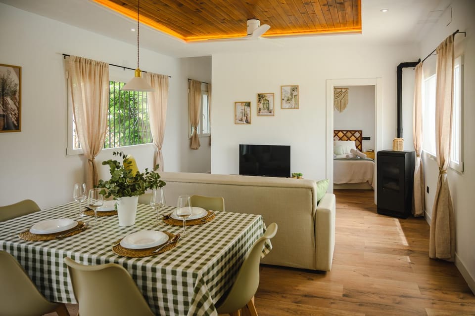 TV and multimedia, Living room, Dining area, fireplace