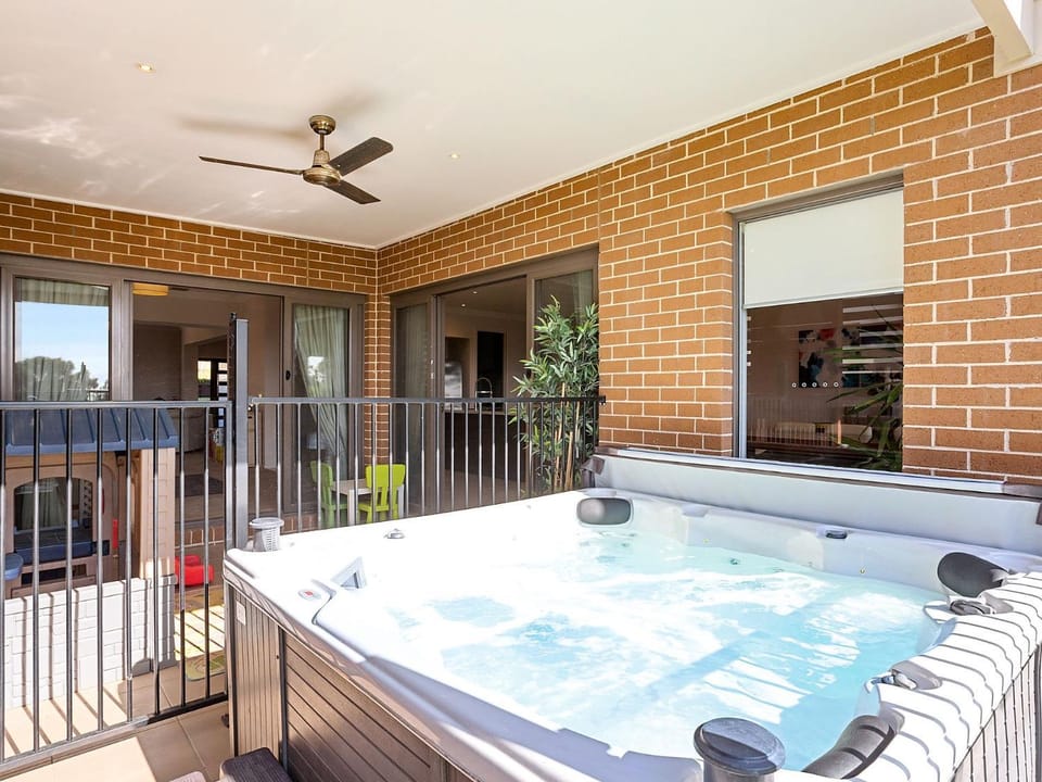 Tranquil Family Friendly, City and Bay Views, Pool and Spa - Mt Martha House in Melbourne