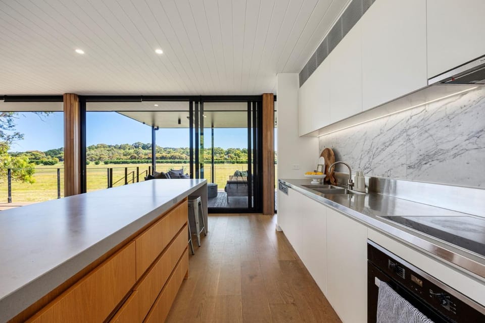 Heated Plunge Pool and Tennis Court - Flinders House in Flinders