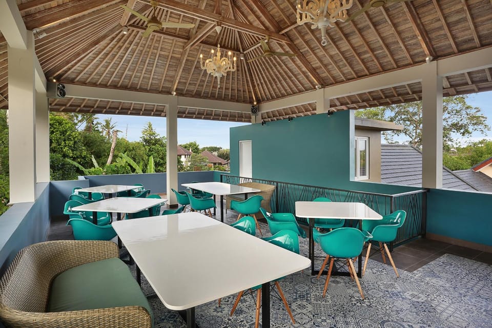 Restaurant/places to eat, Lounge or bar