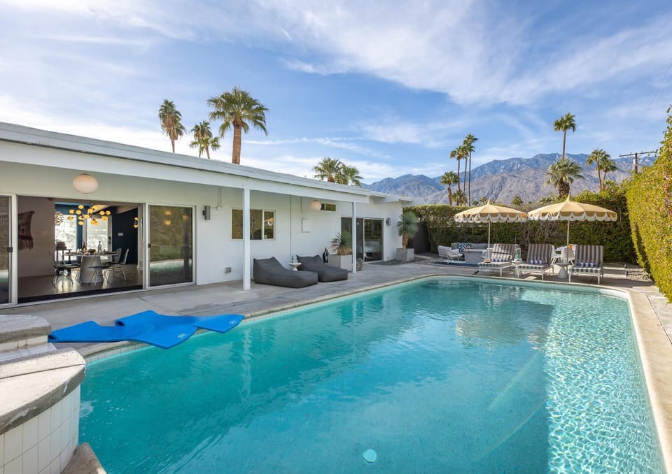 Mid Century Mood House House in Palm Springs