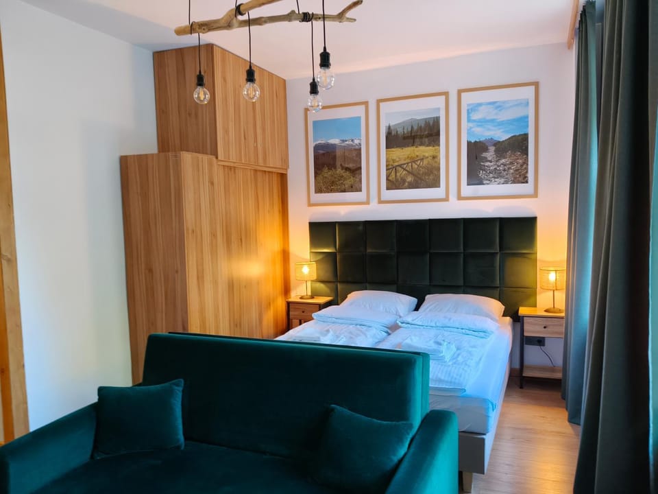 Bed, Seating area