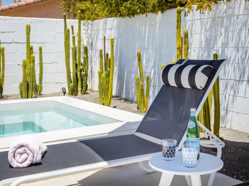 Bubble Gum Modern: Mid-Century Alexander House in Palm Springs