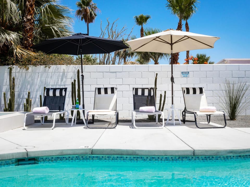 Bubble Gum Modern: Mid-Century Alexander House in Palm Springs