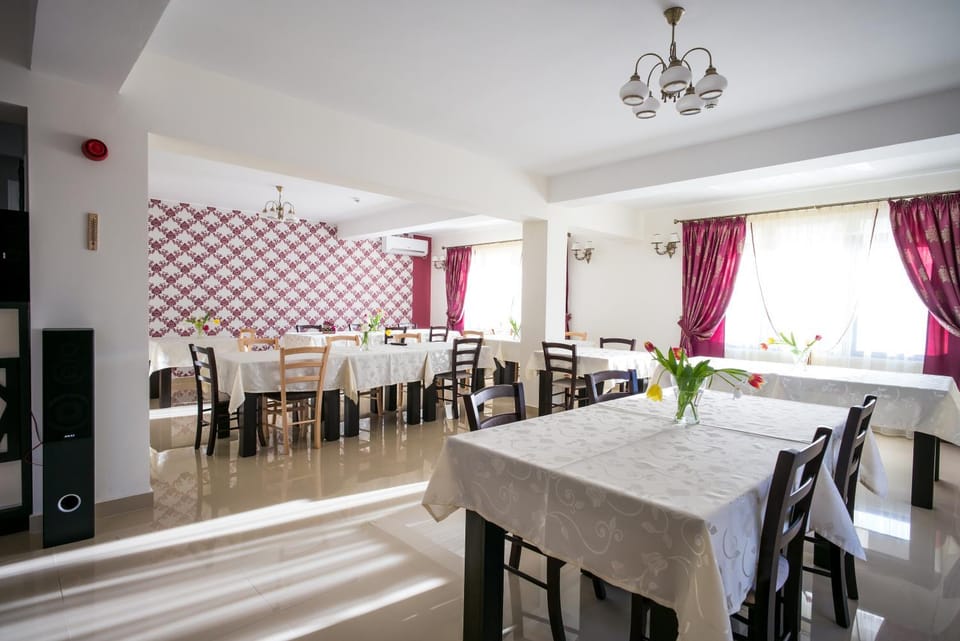 Restaurant/places to eat, Lounge or bar, Mountain view