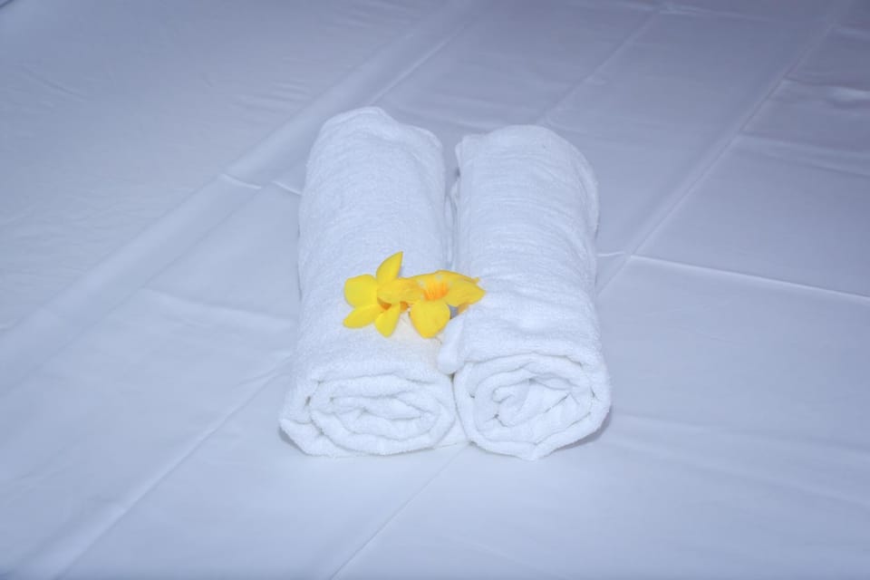 Bed, Bedroom, towels