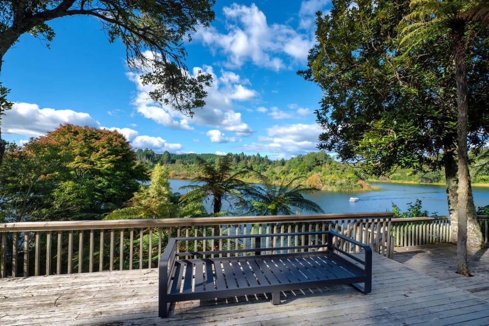 Okere Tree House - Lakefront with own Jetty House in Rotorua