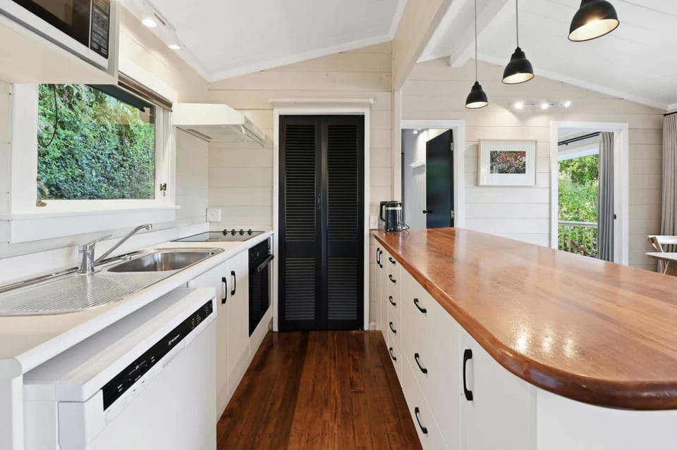 Okere Tree House - Lakefront with own Jetty House in Rotorua