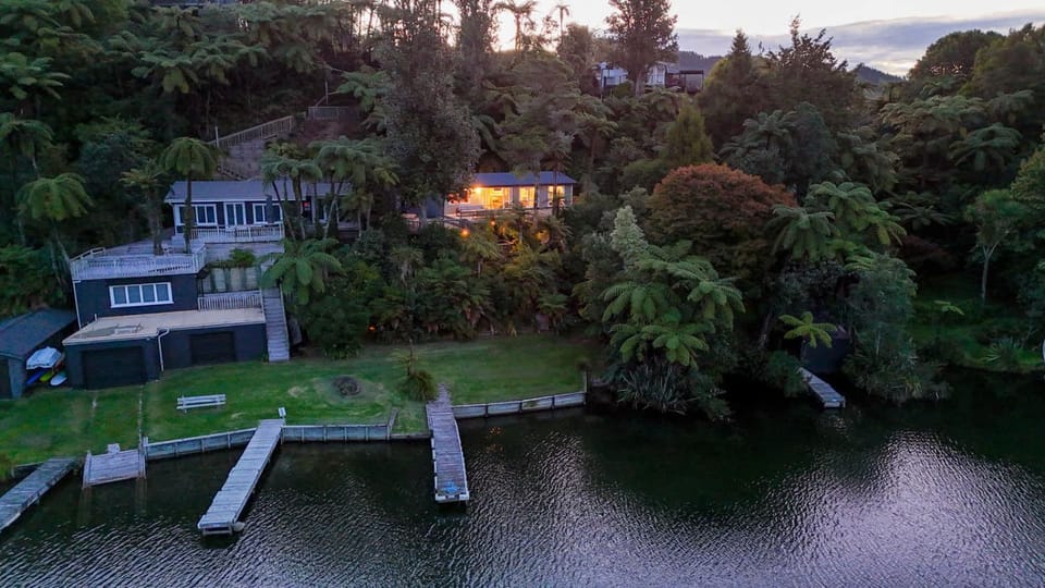 Okere Tree House - Lakefront with own Jetty House in Rotorua
