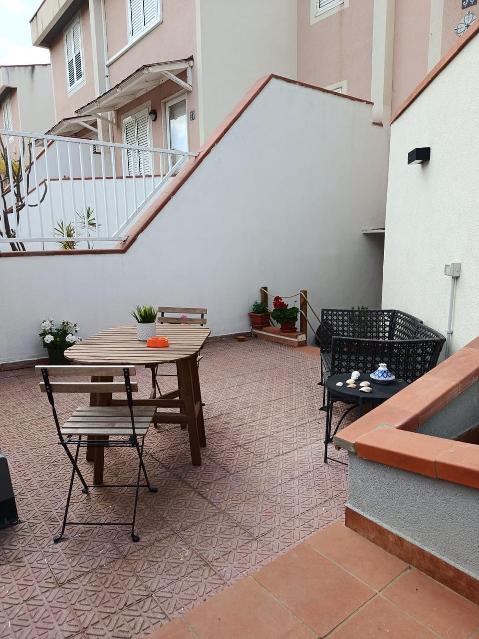 Patio, Day, Dining area