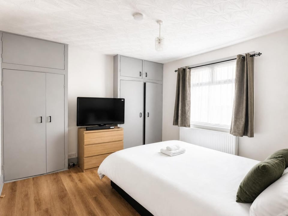 Spacious 5 Bedroom House I Walk to Wembley Stadium I Parking x2 I Games Room House in Wembley