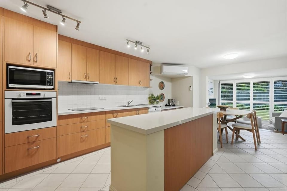 Garden Villa at Diggers - Walk to Restaurant and Beach House in Coffs Harbour