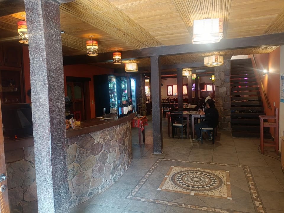 Restaurant/places to eat, Lounge or bar, group of guests