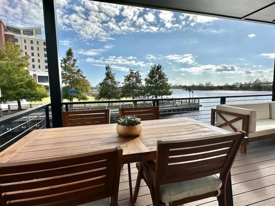 Wanderlust at The Cove Riverwalk Villas House in Wilmington