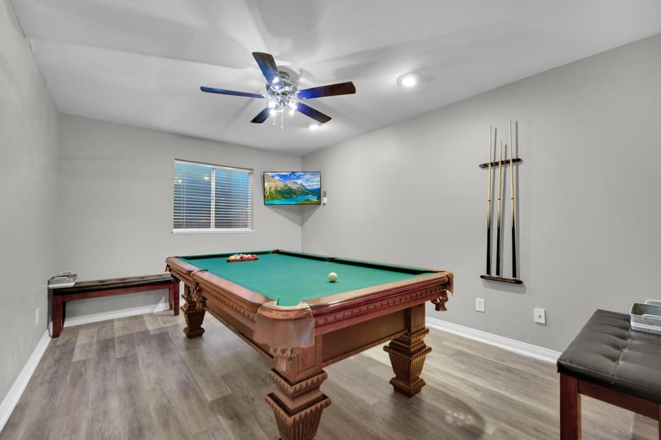Billiard, Game Room