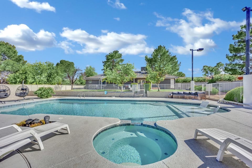 Hot Tub, Swimming pool