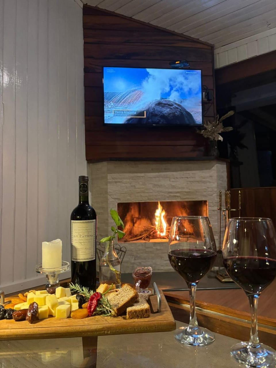 Living room, Food, Alcoholic drinks, fireplace
