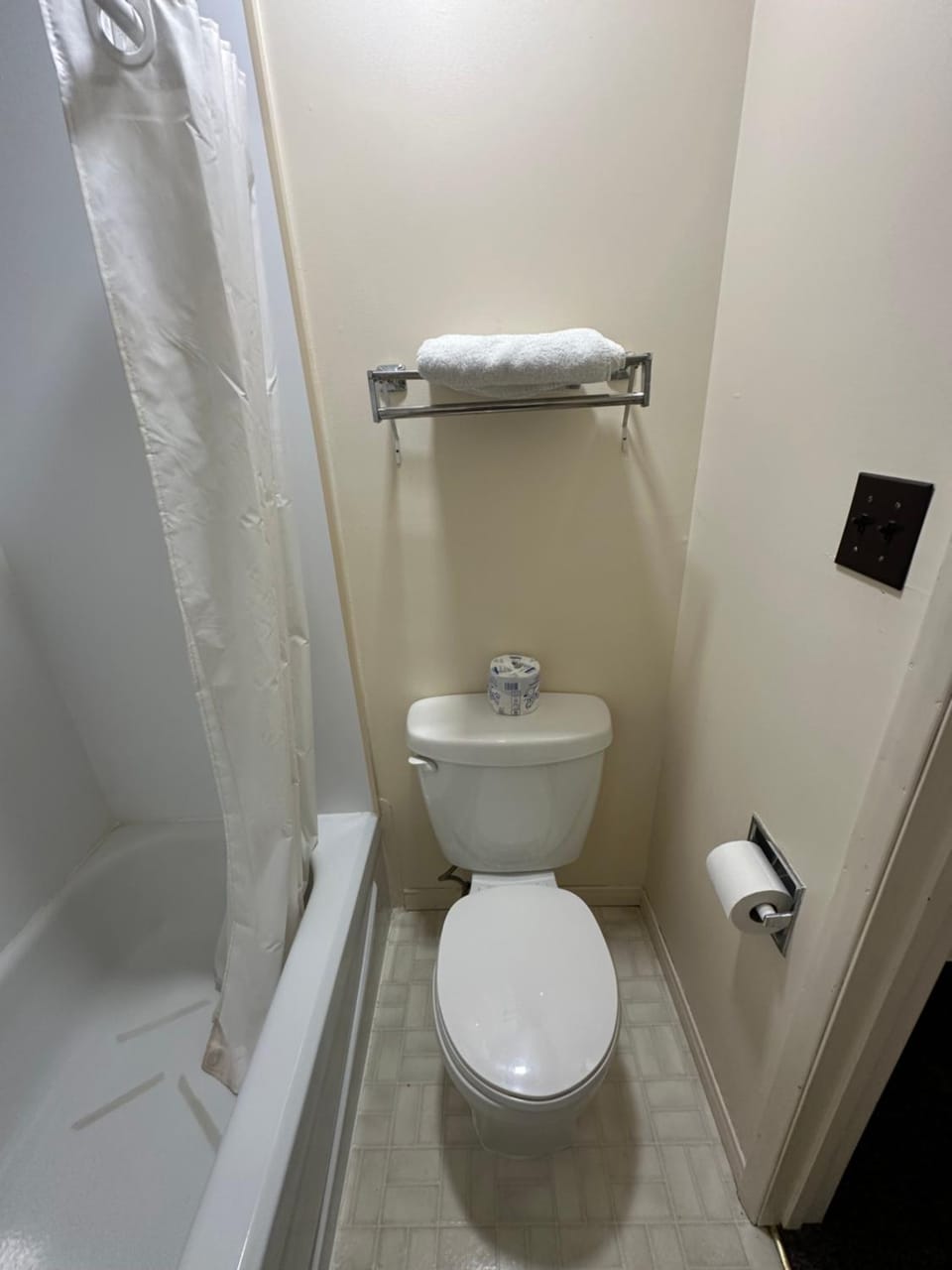 Shower, Toilet, Bathroom, bidet, towels
