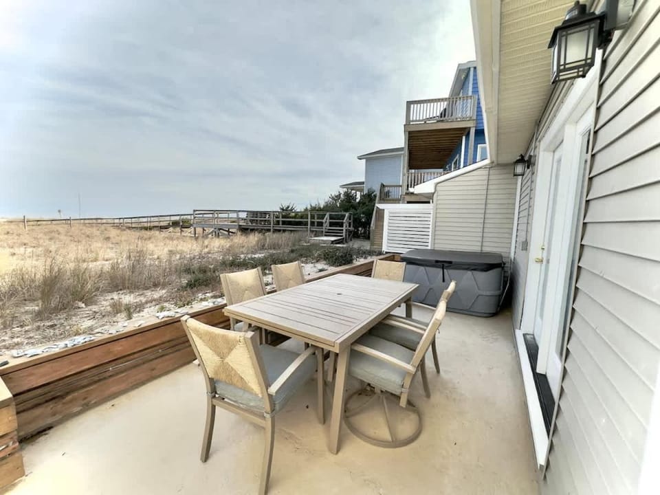 Summer Lovin Kure Beach oceanfront with hot tub House in Kure Beach