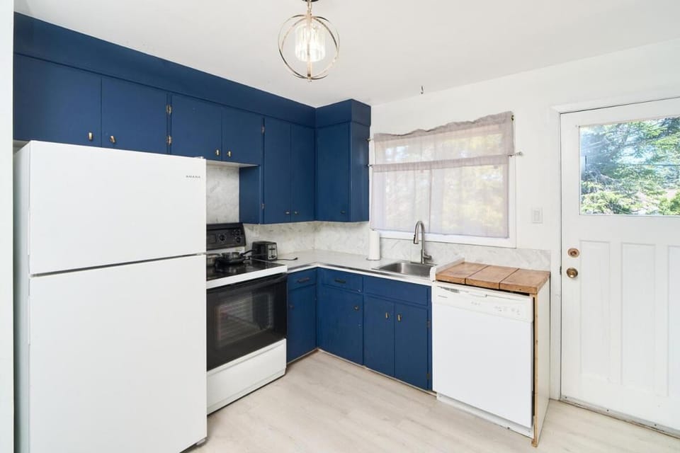 Kitchen or kitchenette, kitchen