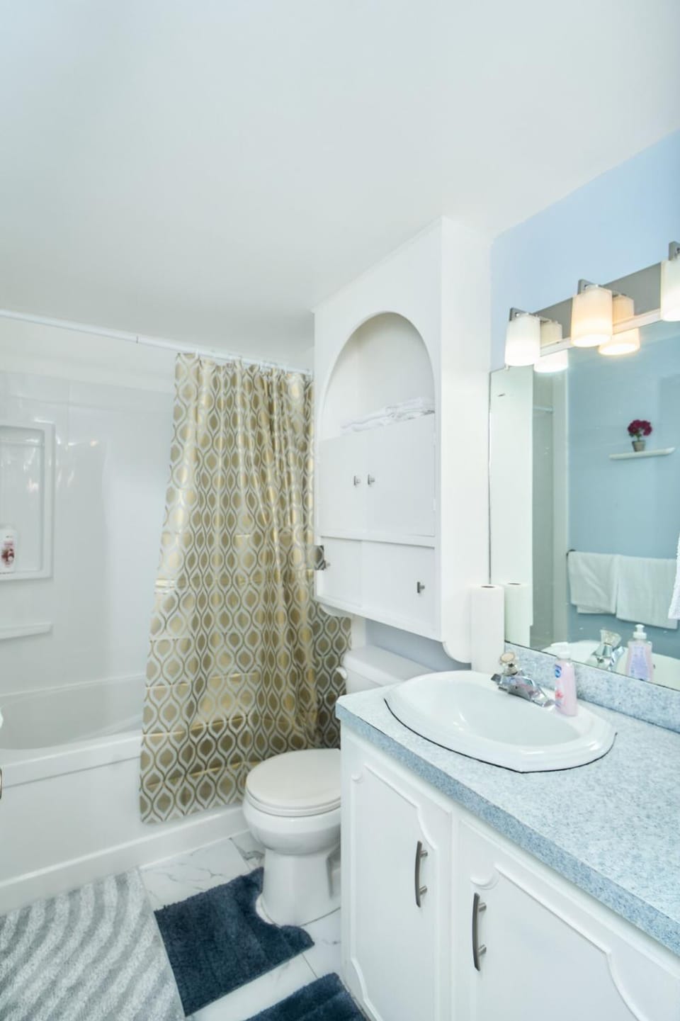 Toilet, towels