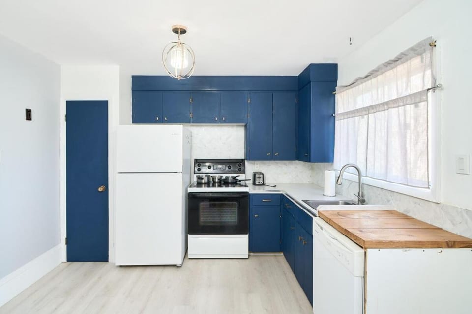 Kitchen or kitchenette, kitchen
