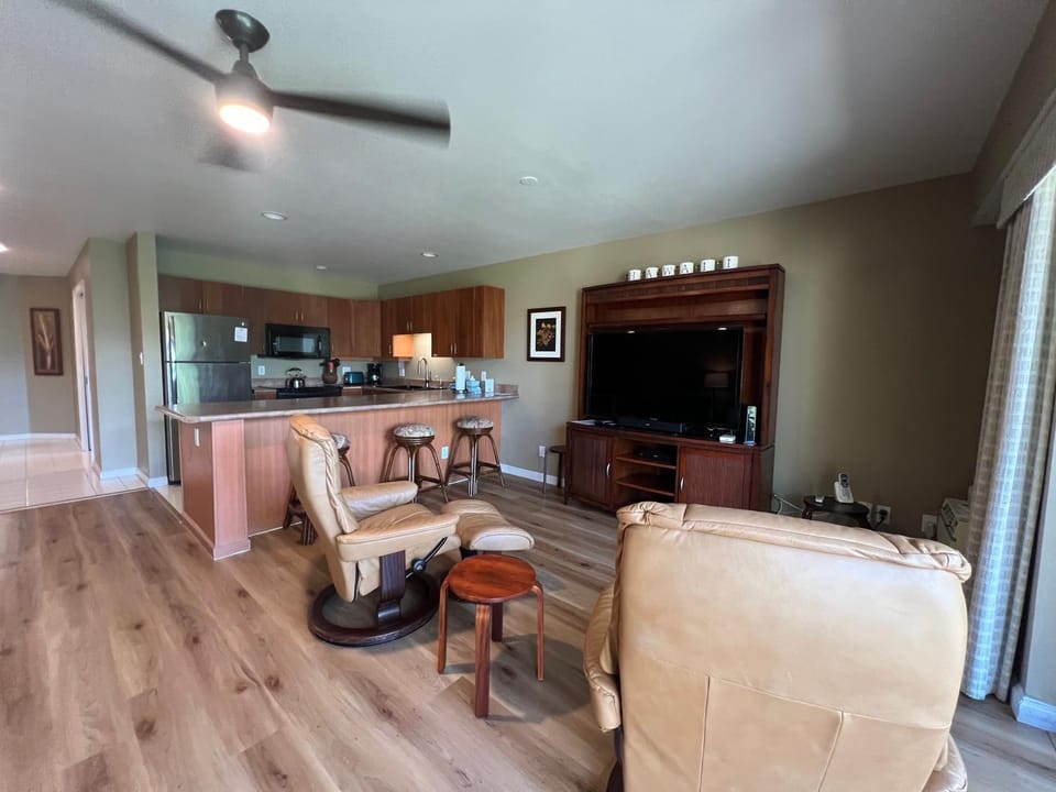 Maui Kamaole #L-105 Beautiful Ocean View, Great Location, Great Rates, A/C Apartment in Wailea