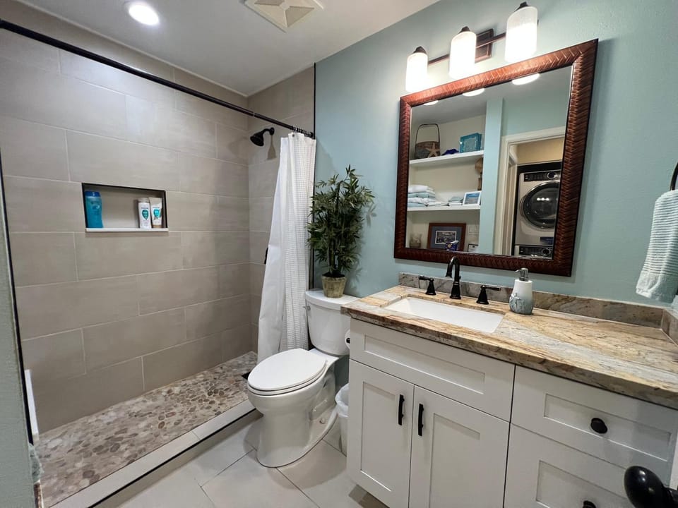 Maui Kamaole #J-204 Large 2 bedroom 2 bath, Partial Ocean Haleakala Views Apartment in Wailea